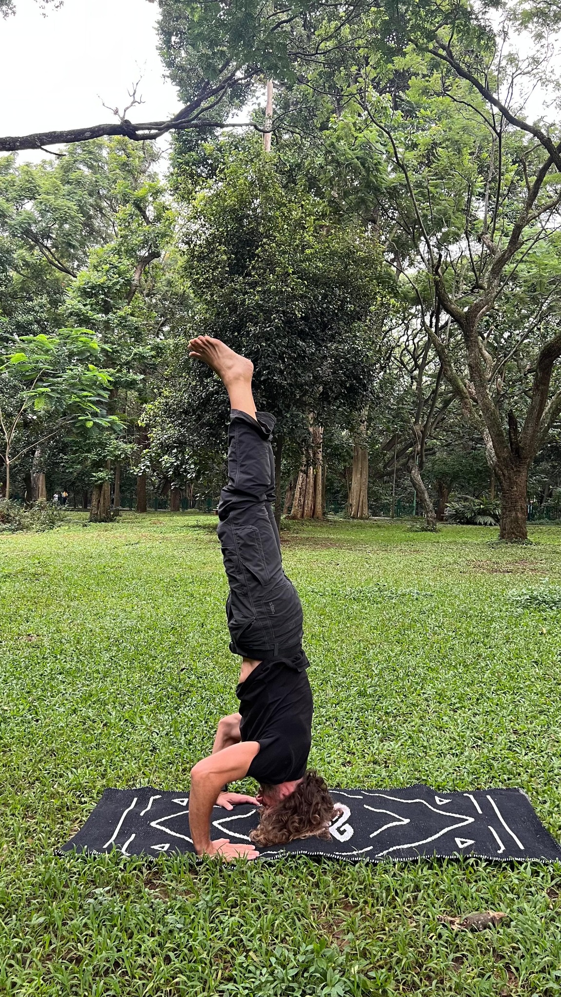 Outdoor headstand training